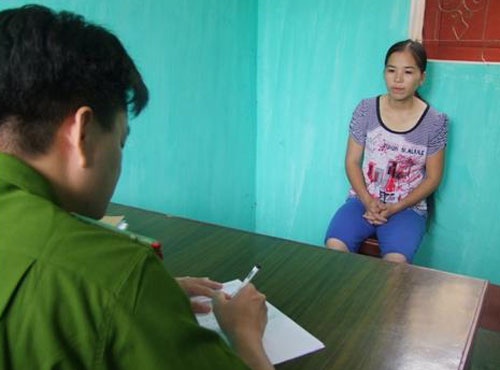 Nguoi me bop co 2 con nho ra dau thu hinh anh