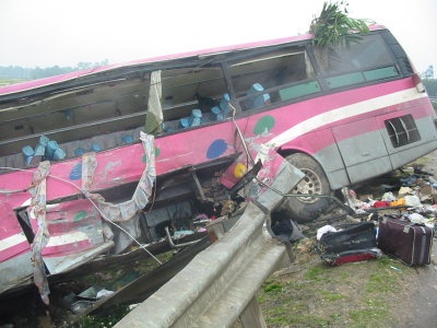 Xe khach cho gan 30 nguoi lao xuong ao hinh anh