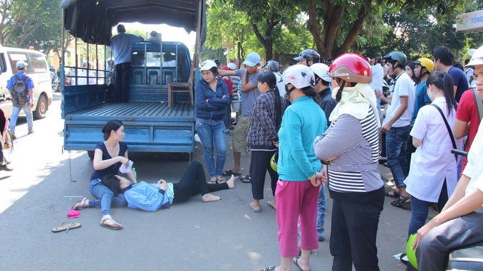 Nam tai hien truong phan doi cong an hinh anh