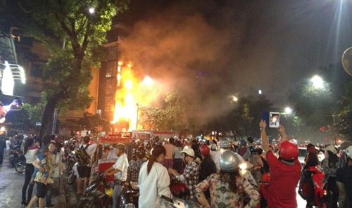 Nha hat mua roi Ha Noi chay lon, hang tram khan gia bo chay hinh anh