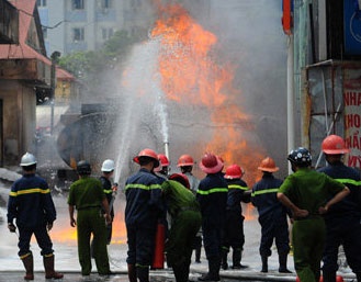 He lo vu nam nhan vien cay xang bi thieu luc rang sang hinh anh