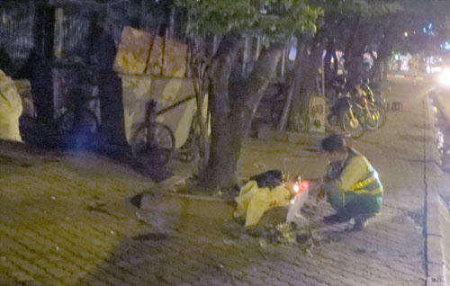 Be trai so sinh bi vut tai khu gom rac hinh anh