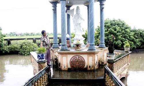 Phut tuyet menh duoi tuong Phat cua nguoi ban can bo hinh anh