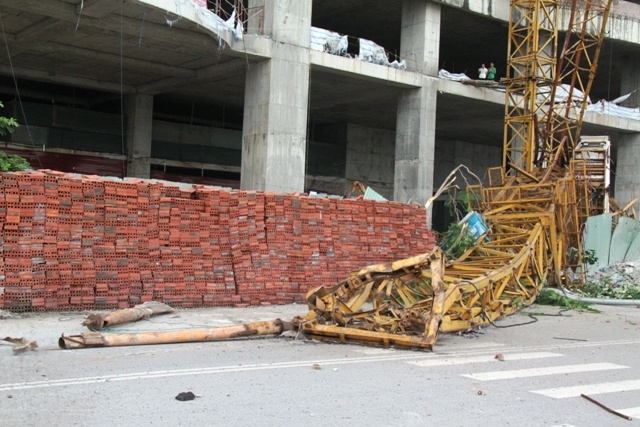 Mot cong nhan chet thuong tam do gay can cau hinh anh