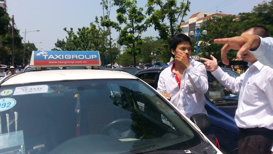 Lai xe taxi cam tuoc no vit danh vo dau nguoi di duong hinh anh