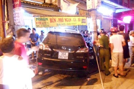 Lexus lao vao quan pho, chu quan bi bong nang hinh anh