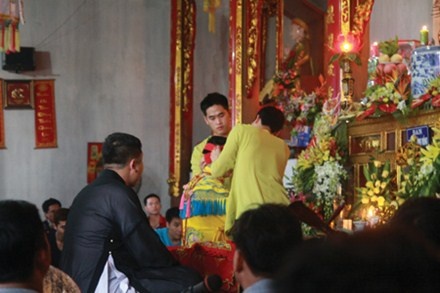 Gioi 'dong bong' sinh vien: Hanh nghe bang von tu co hinh anh