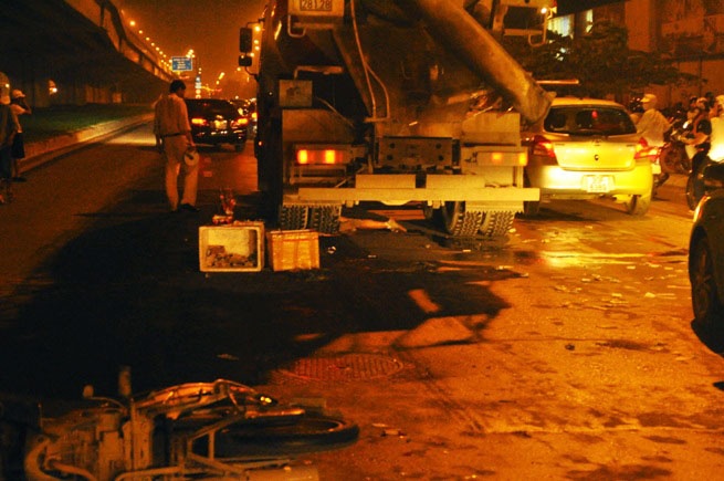 Nam thanh nien chet tham duoi gam xe bon be tong hinh anh