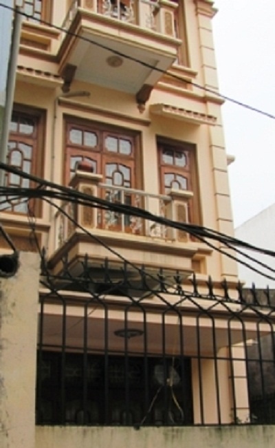 Hang chuc nguoi ngu ben ngoai nha ‘ba trum doi tien’ hinh anh