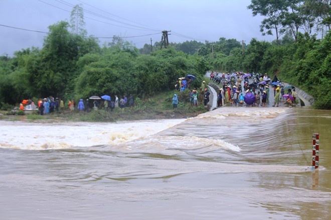 Di xe may qua dap tran, hai 9X bi lu cuon troi 5km hinh anh