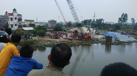 Tim thay thi the cong nhan bi hang chuc tan sat dim chet hinh anh