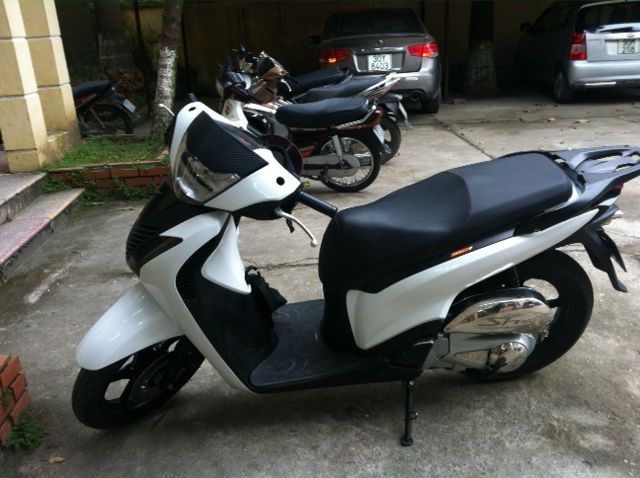 Vut lai xe SH, nhay xuong ho tron 141 hinh anh