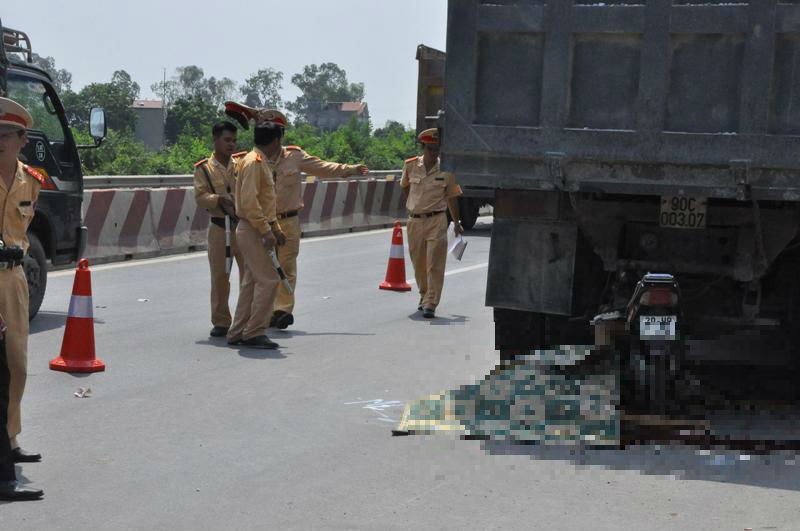 2 nam thanh nien chet tham, mac ket duoi gam xe tai hinh anh