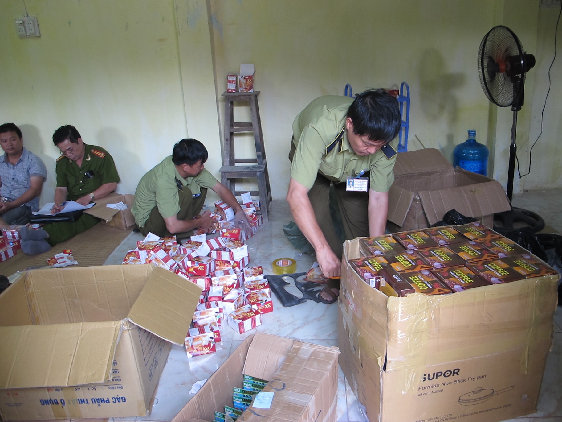 Kho bao cao su dom o bai song Hong bi triet pha hinh anh