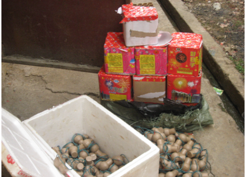 Lai xe gay tai nan, om phao no chay tau thoat hinh anh