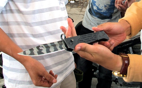 Lai xe bi giet bang luoi le vi nghi lay trom ma tuy hinh anh