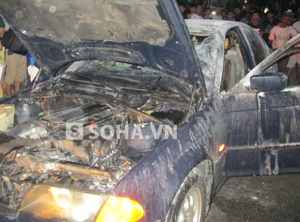 Dang chay, BMW bat ngo boc chay ngun ngut hinh anh