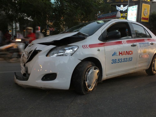 Taxi keo le xe may hang chuc met roi dam vao goc cay hinh anh