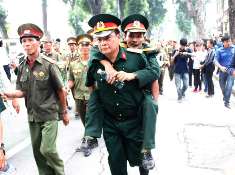 Quan nhan cong nhau den tien biet Tuong Giap hinh anh