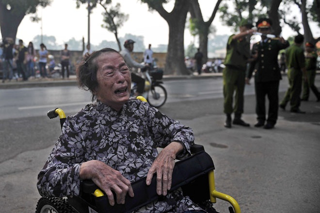 Nuoc mat dong bao ben ngoai Nha tang le Dai Tuong hinh anh