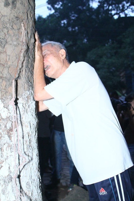 Xuc dong voi cu gia dung khoc phia ngoai nha tang le hinh anh