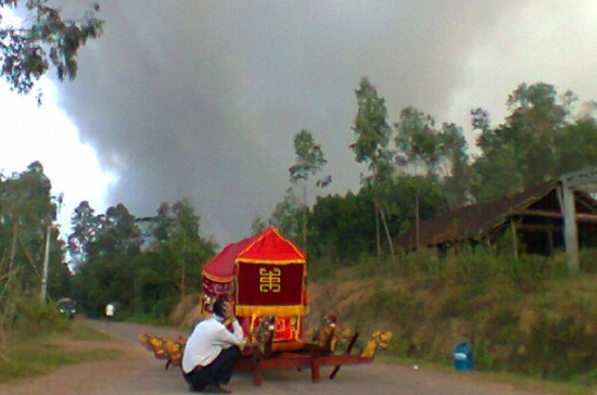 Khoanh khac bo quan tai thao chay vi vu no kho phao hinh anh
