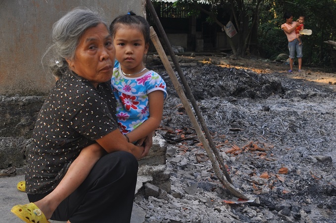Nhieu nguoi van ngu trong nha tam sau vu no kho phao hinh anh