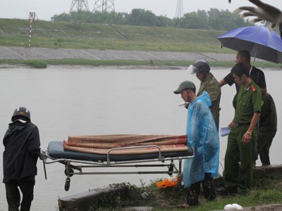 Thi the nguoi phu nu troi tren song o Bac Giang hinh anh