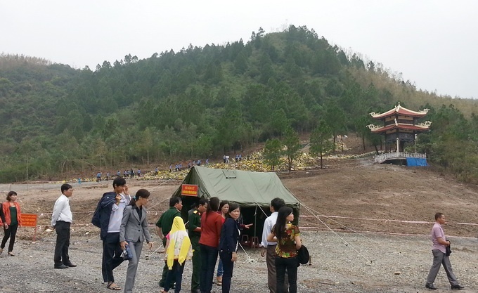 Hang chuc ngan nguoi van lang le vieng mo Dai tuong hinh anh