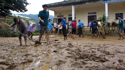 Truong lop ngap chim trong bun dat sau lu hinh anh