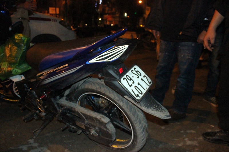 3 nam thanh nien chuyen giat vi o Ha Noi sa luoi hinh anh