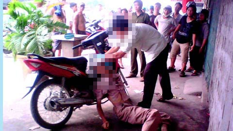 Mat xe may vi ngu quen ben ve duong hinh anh