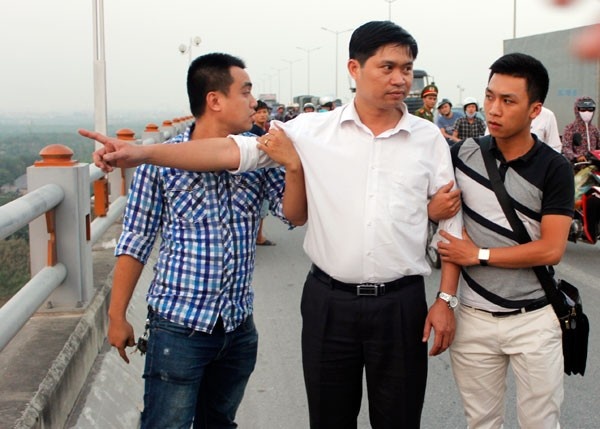 Bac si nem xac nguoi nang nguc sap bao ve bang tien si hinh anh