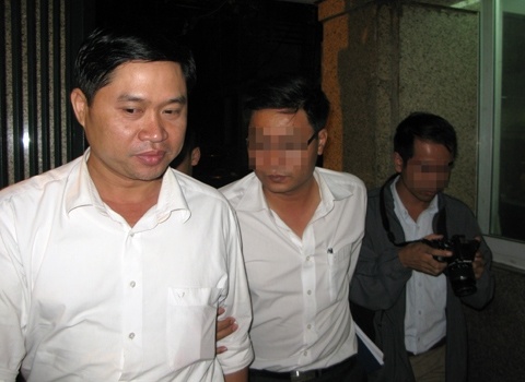 Vo bac si Tuong khuyen chong dua nan nhan den vien hinh anh