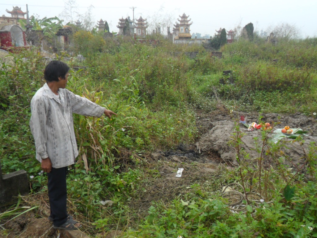 Thi the nguoi dan ba phan huy o nghia dia hinh anh