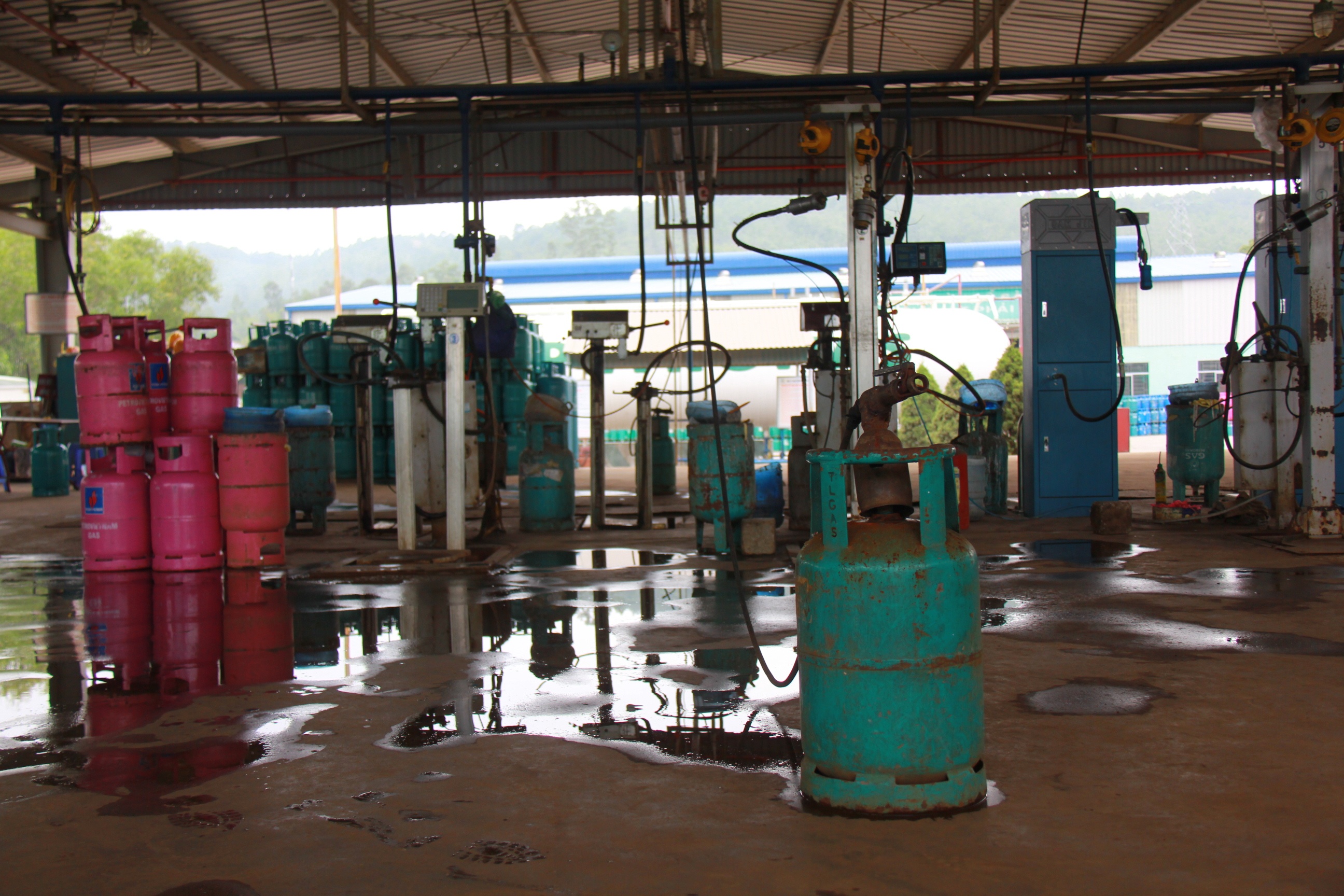 Can canh xuong chua hang nghin binh gas bi mai hinh anh