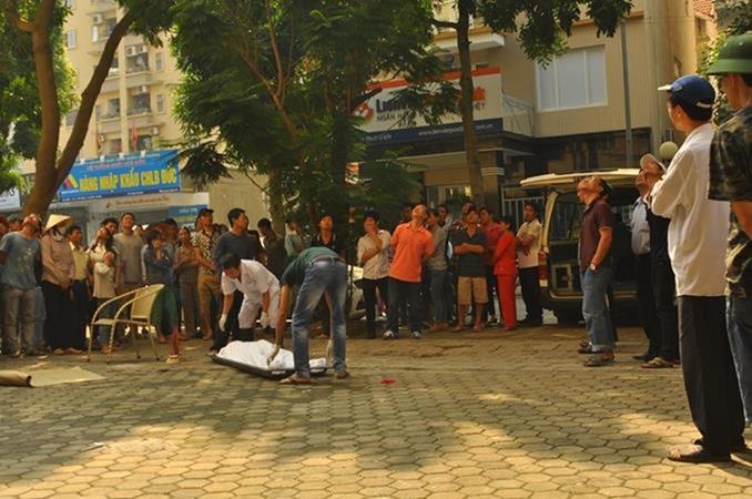 Mot phu nu roi tu tang 7 xuong dat o khu do thi hinh anh