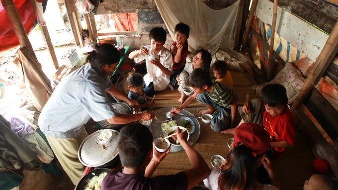 Nguoi dan ba 42 tuoi co 13 dua con o Ha Noi hinh anh