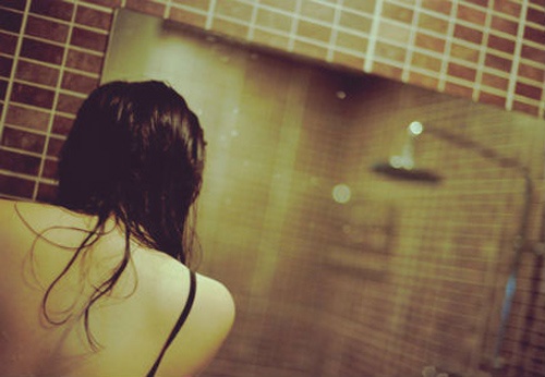 Nhan vien dai khong gan may quay trong nha ve sinh nu hinh anh