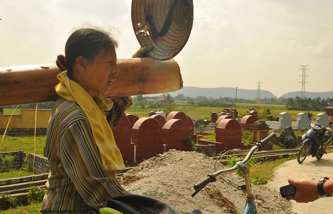 Phut phat hien be gai bi gay xuong ngoai nghia dia hinh anh