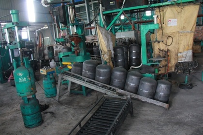 Vu 4 van binh gas lau: Doi mat hang loat toi danh hinh anh