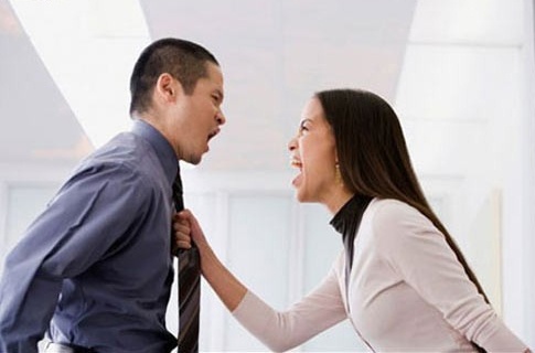 Hon ghen, vo kien chong di tu vi giao cau voi minh hinh anh