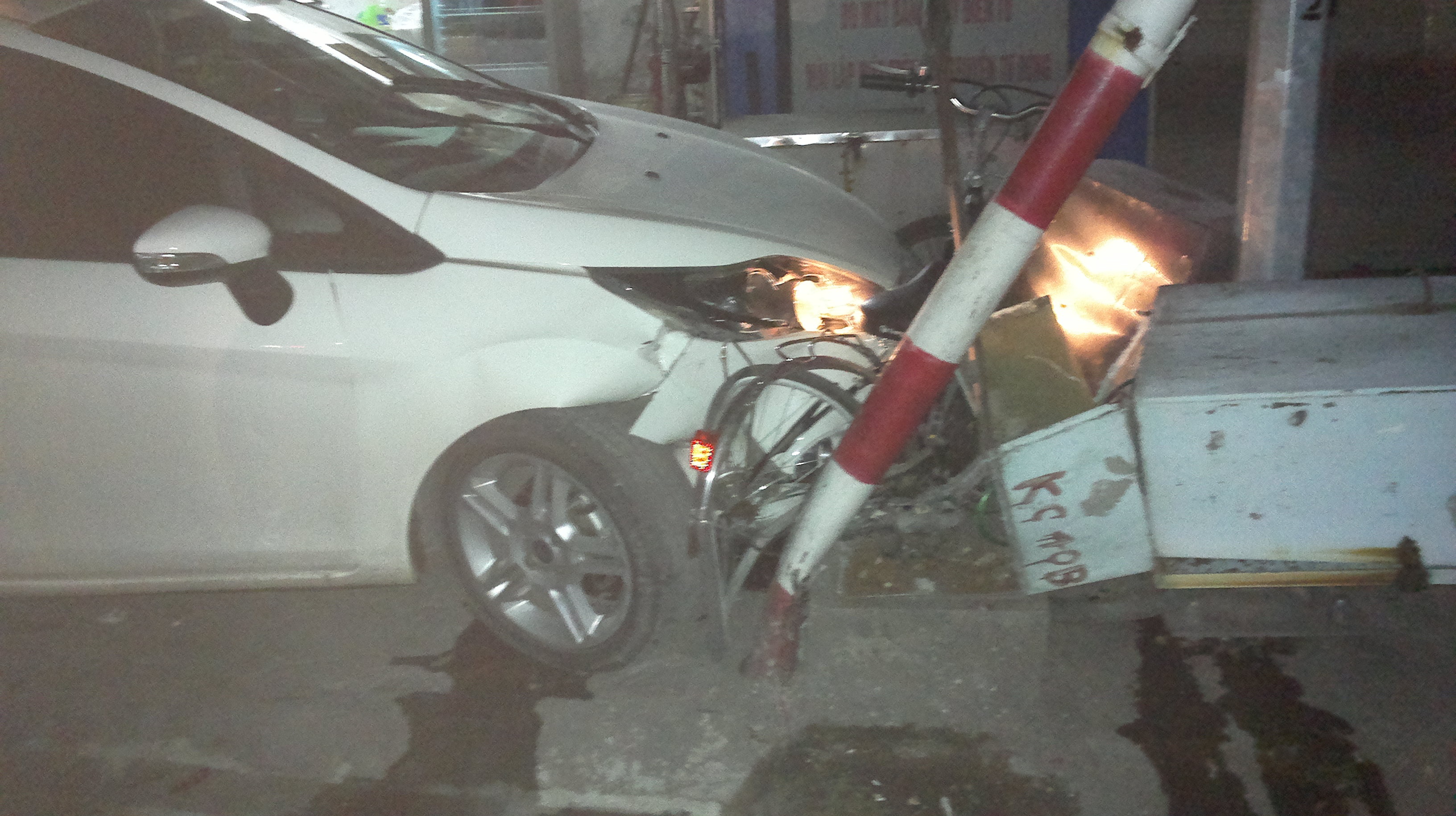 ‘Xe dien’ dam do bien bao, nhieu nguoi bi thuong hinh anh