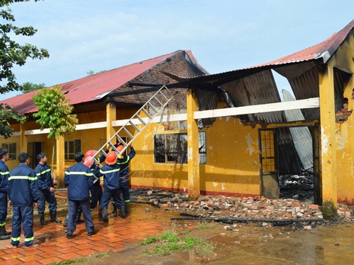 Chay truong cap 2, huy dong 3 xe cuu hoa ung cuu hinh anh