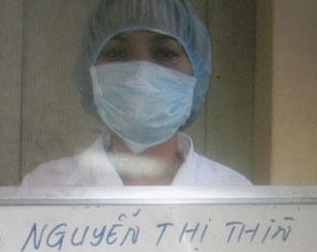 Nu bac si rom lua nguoi nha benh nhan bi bat hinh anh