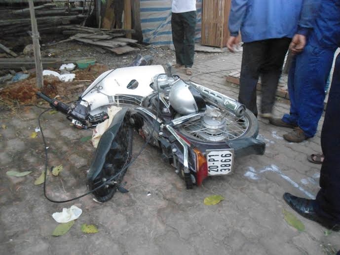 Lai xe tong vao goc cay, nguoi vang 3m tu vong hinh anh