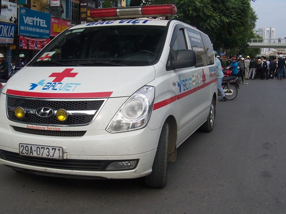 Va cham voi xe cuu thuong, mot nguoi nguy kich hinh anh