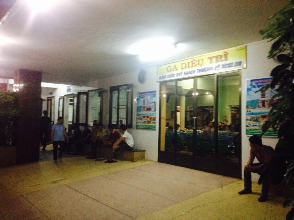 Duong sat ngap trong lu, nhieu hanh khach ket lai ga hinh anh