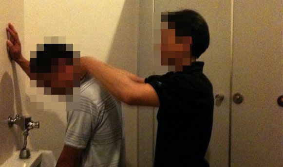 Nghe massage trong…nha ve sinh hinh anh