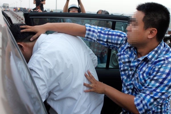 Vu chi Huyen: 'Chu tich phuong phai nhan trach nhiem' hinh anh